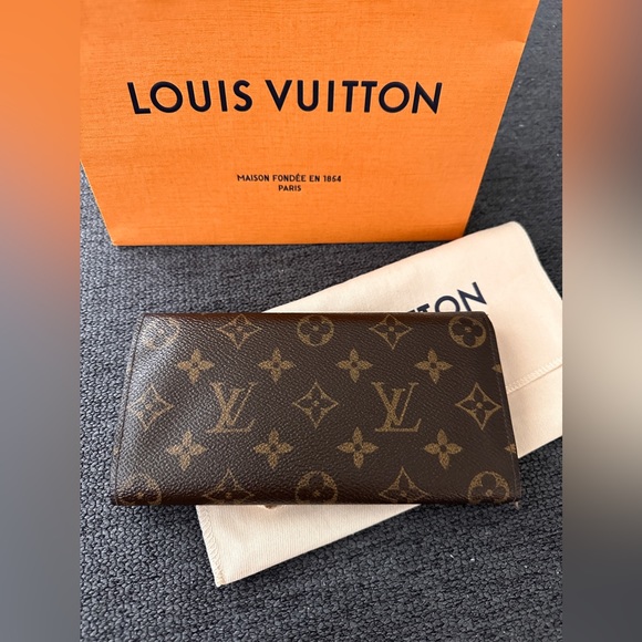 Louis Vuitton Sarah wallet! - Picture 2 of 6